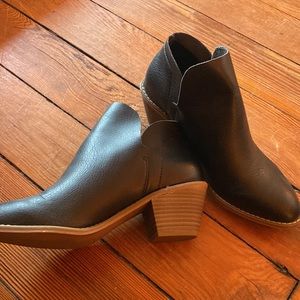 UNIVERSAL THREAD Black Heeled Leather Booties